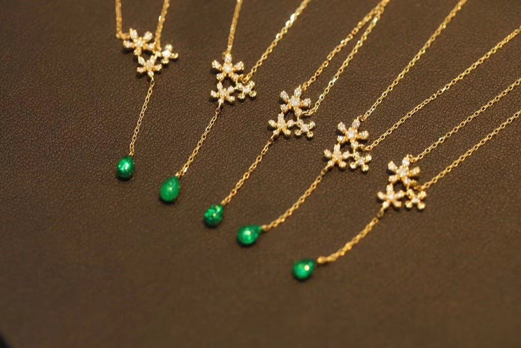 18k yellow gold necklace with 30 point Emerald 13.5 point diamonds and 1.9 weight gold