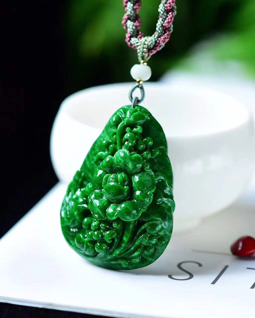 Natural Green jade hand carved pendant necklace 48*39*15mm